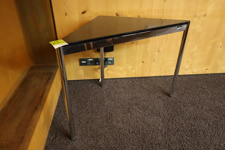 1 x USM Haller Dreiecktisch Tischmaß: 74 x 104 x 74 cm